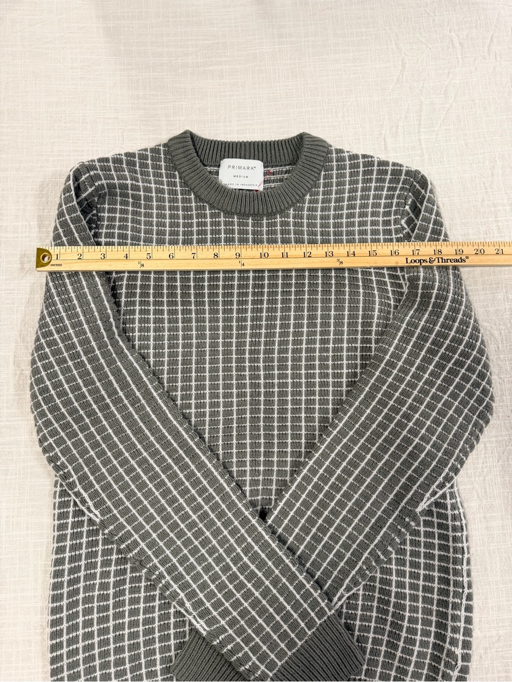 Women’s Grid Knit Crewneck Sweater - Gray medium - Picture 6 of 10
